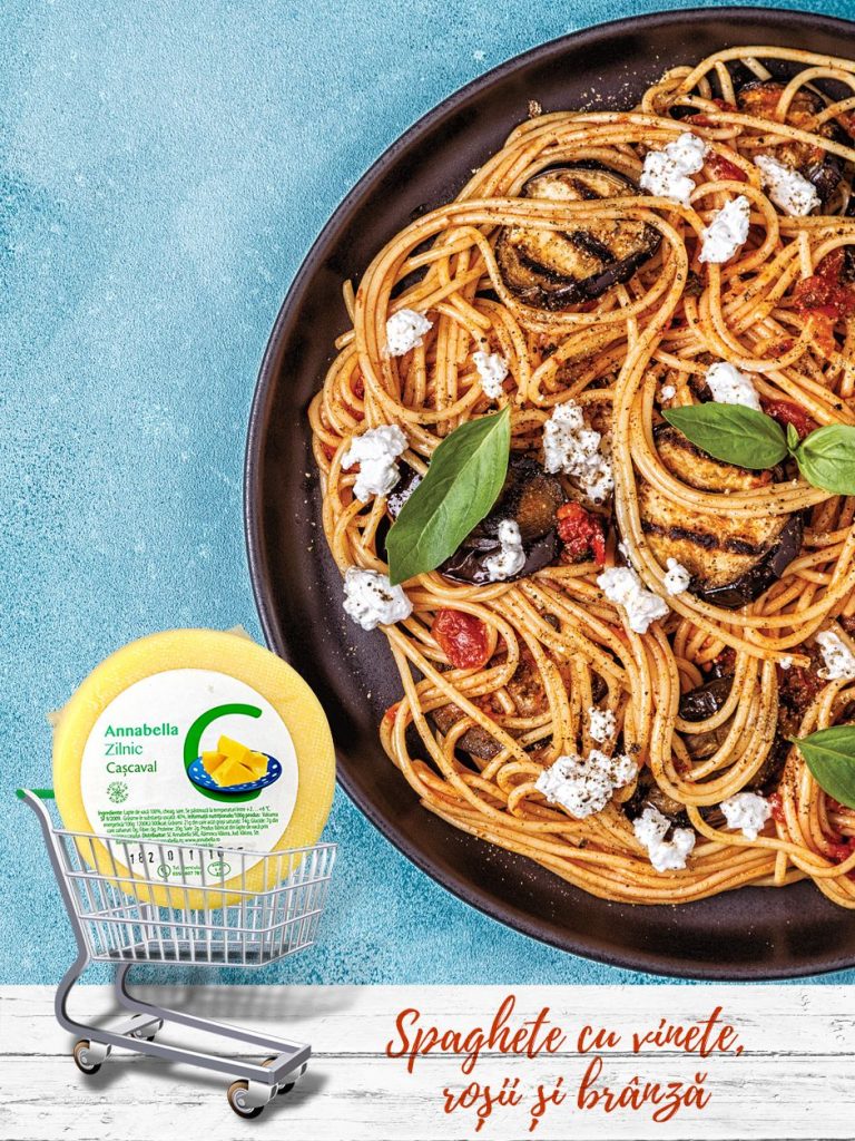 Spaghete-cu-vinete-roșii-și-brânză